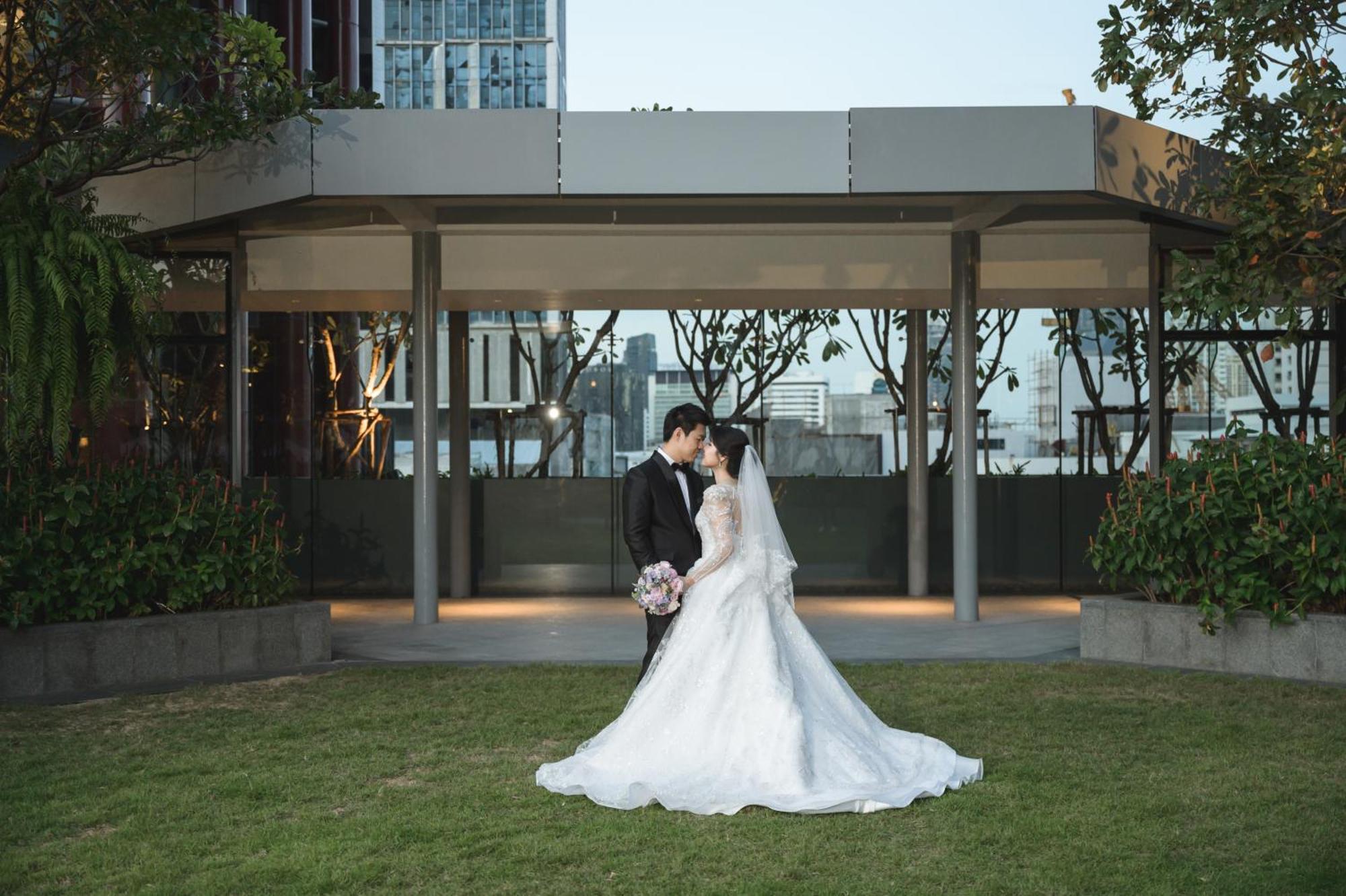Chatrium Grand Bangkok Exterior foto A Thai couple in wedding attire